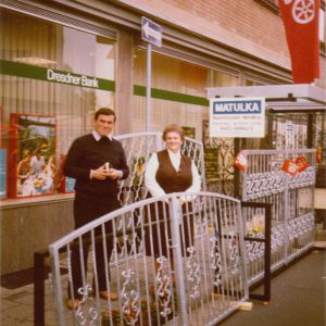 Rochusmarkt, 1979 – Im Bild: Gottfried Matulka, mit der Mutter Anna Matulka, vor unserem Stand mit Toren und Fenstergittern in Schmiedeoptik, kurz vor Kundeneinbau