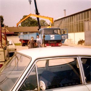 Hallenanbau im Spitzenweg, 1979 – Im Bild von links nach rechts: Mutter Anna Matulkam geb. Börner, Gottfried Matulka und 2 Mitarbeiter