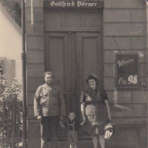 Schmiede & Schlosserei Gottfried Börner um 1951; Im Bild von links nach rechts: Der Vater Josef Matulka, Sohn Gottfried Matulka und die Mutter Anna Matulka, geb. Börner